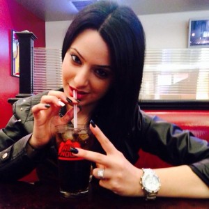 barmaid pour un plan avec homme marié
